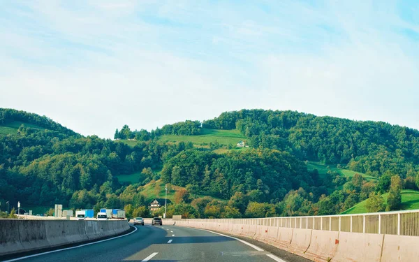 Natursköna Landskap Med Bilar Vägen Slovenien Julian Alperna Bakgrunden — Stockfoto