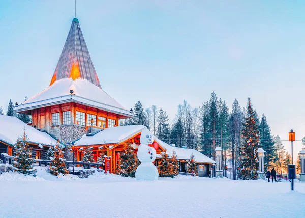 Kardan adam Santa Bürosu'nda Santa Claus köyde Lapland Finland'deki / daki Rovaniemi.