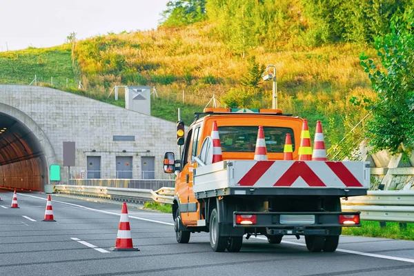 Lastbil Som Transporterar Släpvagn Med Road Safety Kottar Asfaltvägen Slovenien — Stockfoto