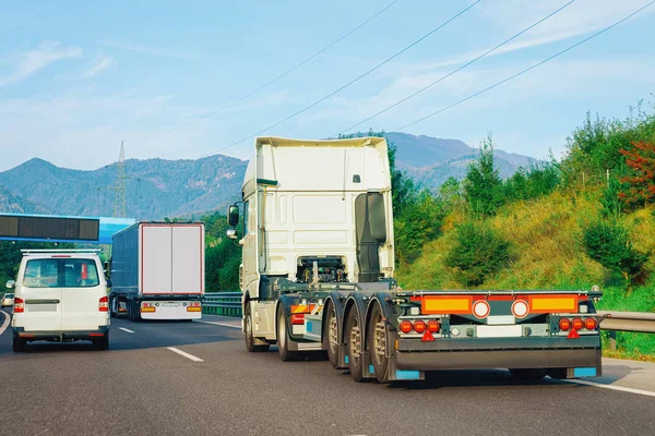 Caminhão Sem Caixa Reboque Estrada Asfalto Estrada Eslovénia Transportador Caminhão — Fotografia de Stock