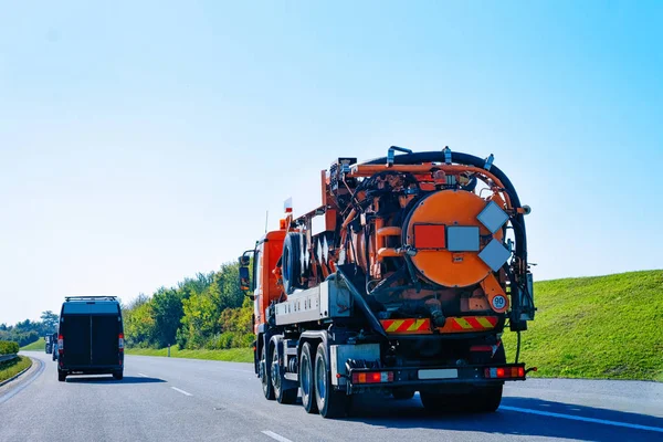 Wóz Asenizacyjny Odpadów Szlaku Autostrady Słowenii — Zdjęcie stockowe