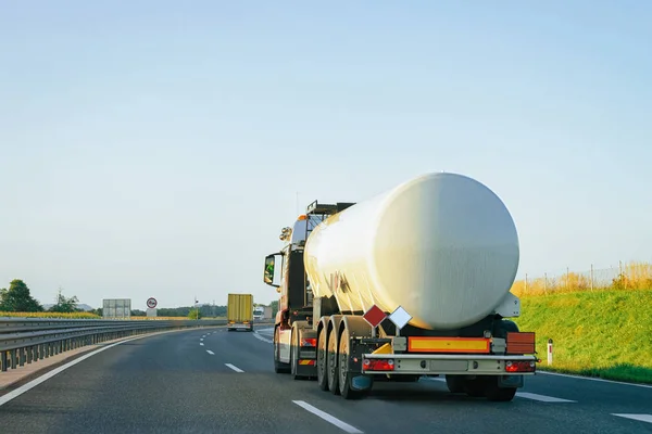 Camión Almacenamiento White Tanker Carretera Asfaltada Polonia Concepto Industrial Empresarial — Foto de Stock