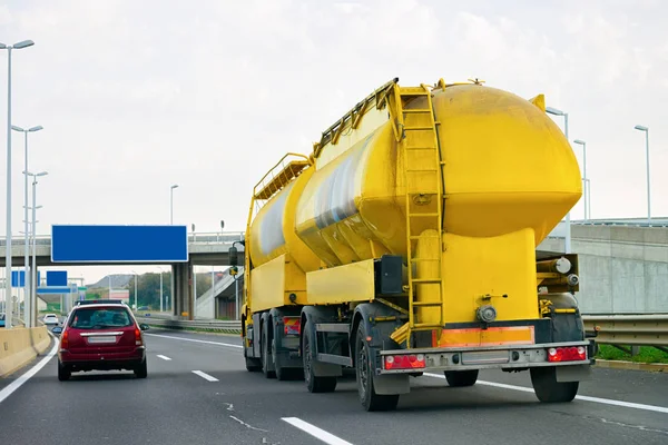 Camión Cisterna Amarilla Carretera Asfaltada Polonia Concepto Industrial Empresarial — Foto de Stock
