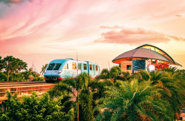 Sentosa Express monoray tren Singapur akşam