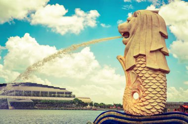 Merlion çeşme sprey Singapur Merlion Park'ta su