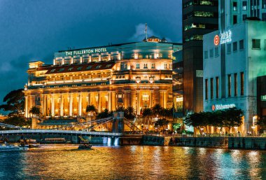 Gece Marina Bay Singapur Fullerton otel binası