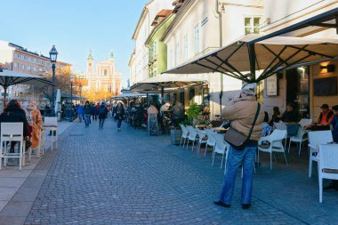 İnsanlar yeme ve masasandalyel ile restoranlarda içme Ljubljana
