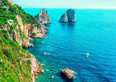 Napoli'de Capri Adası ve İtalya'nın Faraglioni'si