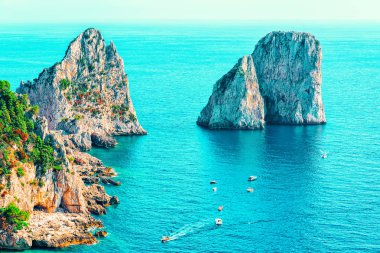 Napoli yakınlarındaki İtalya'da Faraglioni ile Capri Adası