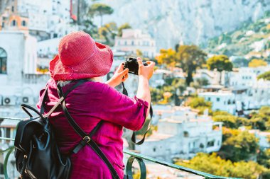 Capri Adası 'nda fotoğraf çeken bir kadın.