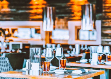 Romantik lüks Ascona kasabasında tipik restoran masası