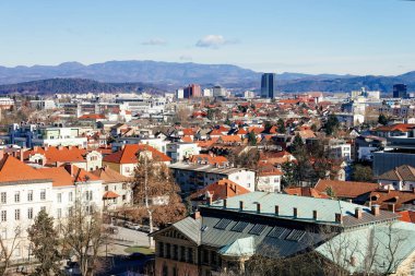 Ljubljana dağlarında şehir manzarası panoramik görünümü