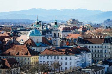 Ljubljana dağlarında şehir manzarasının panoramik manzarası