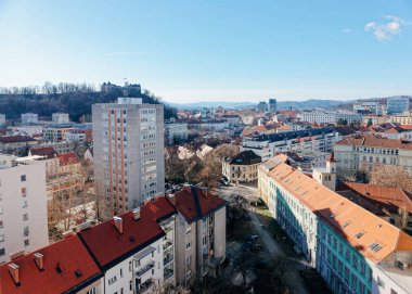 Şehir merkezi Ljubljana ve dağların panoramik görünümü