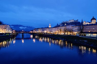Salzach Nehri Salzburg akşam yakınlarındaki Eski şehir Hohensalzburg kale