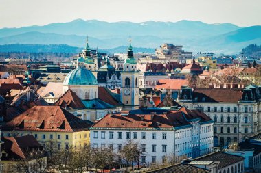 Ljubljana ve dağlarda şehir manzarası panoramik görünümü