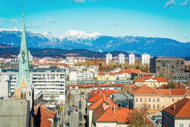 Dağlarla Ljubljana şehir merkezinde panoramik görünüm