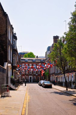 Londra şehir İngiltere'de bayrakları ile Sokak