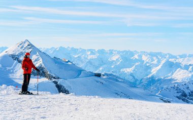 Zillertal Avusturya 'daki Hintertux Buzul Kayak Merkezinde Kayakçı
