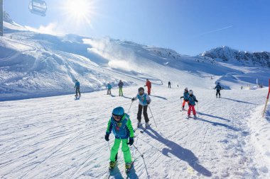 Kayakçı Çocuklar Hintertux Glacier kayak merkezi Zillertal Avusturya