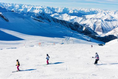 Zillertal Avusturya 'daki Hintertux Buzul Tesisinde Kadın Kayakçılar