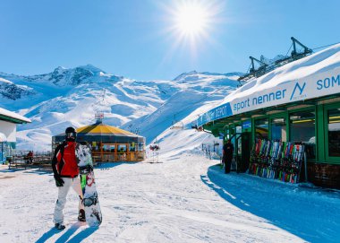 Hintertux Glacier kayak merkezi Zillertal'de snowboard'lu adam