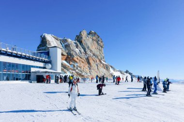 Zilyed Avusturya Hintertux Glacier kayak merkezinde kayakçılar