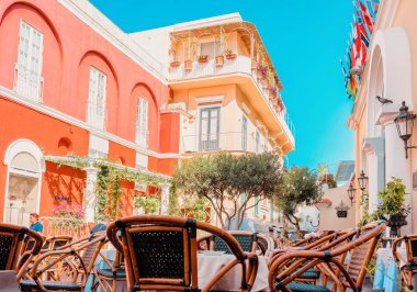 Capri Adası'nda sokak kafe ve restoran sandalye ve masa