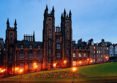 İskoçya'daki Edinburgh Üniversitesi akşamı