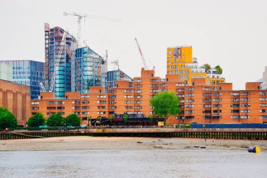 Londra'da Thames Nehri yakınlarındaki Apartman konut inşaatı