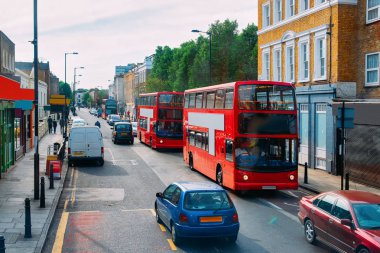 Londra şehir merkezinde yolda kırmızı çift katlı otobüs