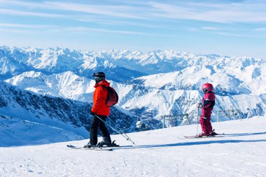 Zillertal Avusturya Hintertux Glacier kayak merkezinde Aile Kayakçılar
