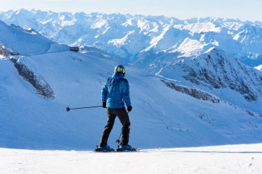 Zillertal Avusturya Hintertux Glacier kayak merkezinde Man Kayakçı