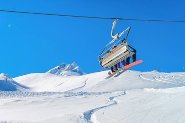 Hintertux Glacier kayak merkezi Avusturya'da Sandalyede İnsanlar asansörler
