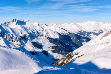 Zillertal'daki Hintertux Buzulu kayak merkezinin manzarası