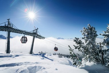 Zillertal Arena kayak merkezi Avusturya'da telesiyejler ve Bulutlar