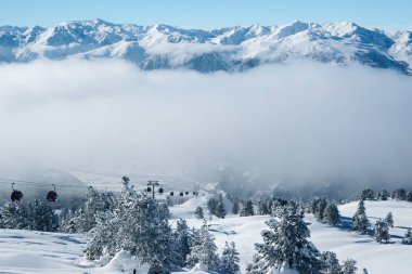 Zillertal Arena kayak merkezi Avusturya'da telesiyejler ve Bulutlar