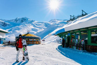 Zillertal Hintertux Glacier kayak merkezinde snowboard ile Adam