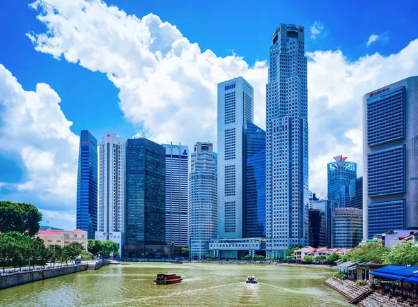 Gratte-ciel Centre-ville le long du quai Quay District remblai à Singapour — Photo