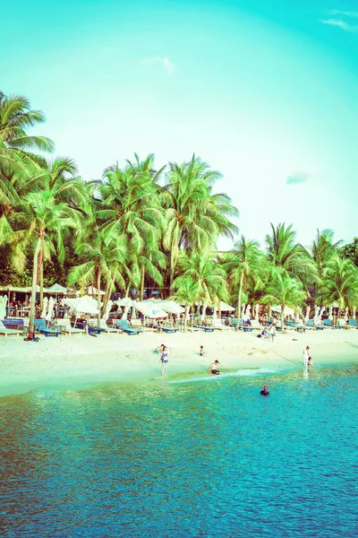 Tourists swim on Siloso Beach at Sentosa island resort — Stock Photo, Image