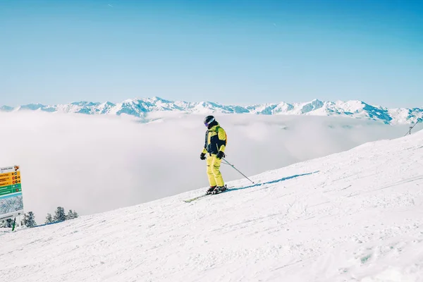 Man skiër in skigebied Zillertal Arena in Tirol Oostenrijk — Stockfoto