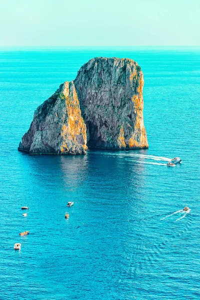 Capri Island med Faraglioni i Italien i Neapel — Stockfoto