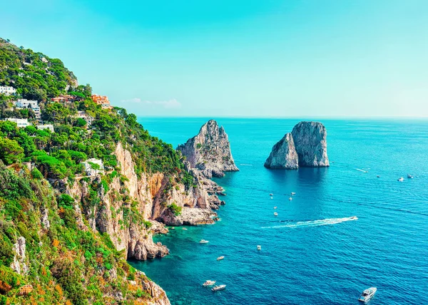 Capri sziget Faraglioni Olaszországban, Nápolyban — Stock Fotó