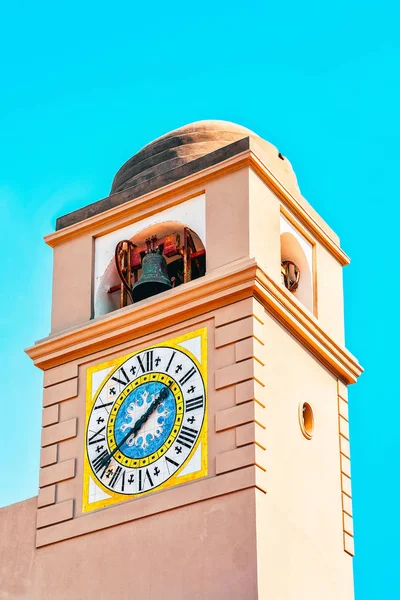 Torre dell'orologio della Chiesa di Santo Stefano sull'Isola di Capri — Foto Stock