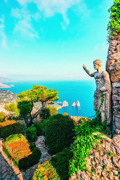Patung dan kebun di kota Capri Island di Italia — Stok Foto