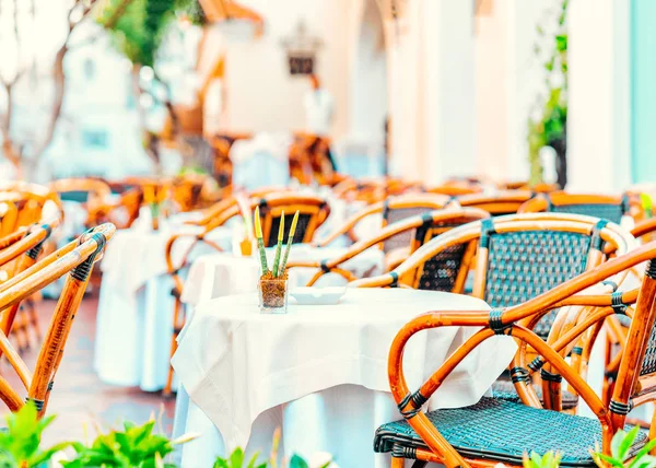 Calle cafetería y restaurante mesa y silla en la isla de Capri —  Fotos de Stock