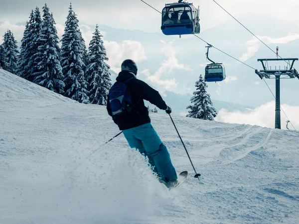 Man skidåkare i Zillertal Arena Ski Resort Zillertal skidliftar — Stockfoto