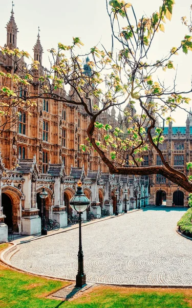 Palacio de Westminster en el casco antiguo de Londres — Foto de Stock