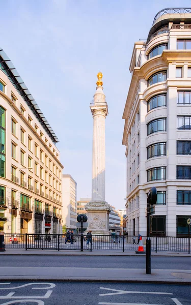 Gran columna de monumento al fuego en la ciudad de Londres — Foto de Stock