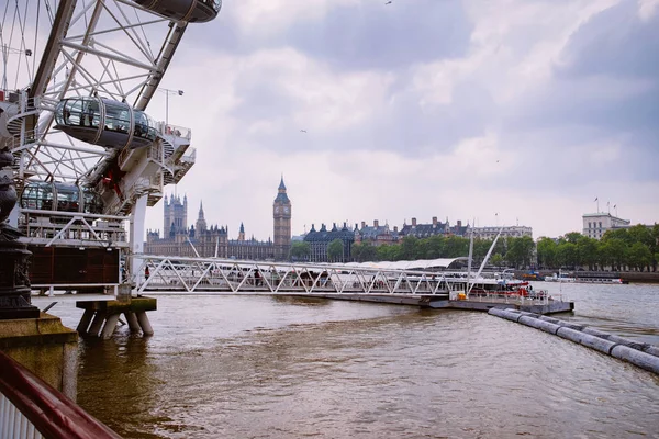 London Eye y Big Ben en el Westminster Palace de Londres — Foto de Stock